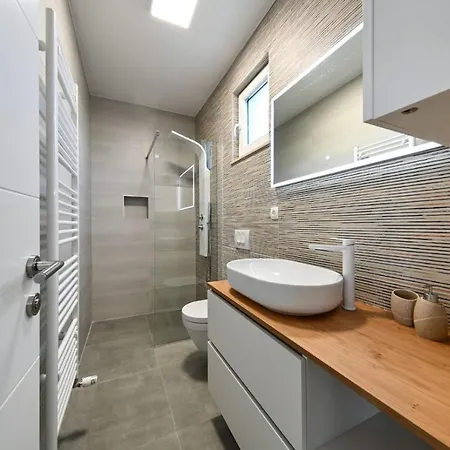 Hotel Holiday Nikolina 4*